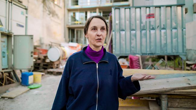 © ORF/AÖF Regisseurin Lotte Schreiber steht auf Werkhofgelände beim Interview