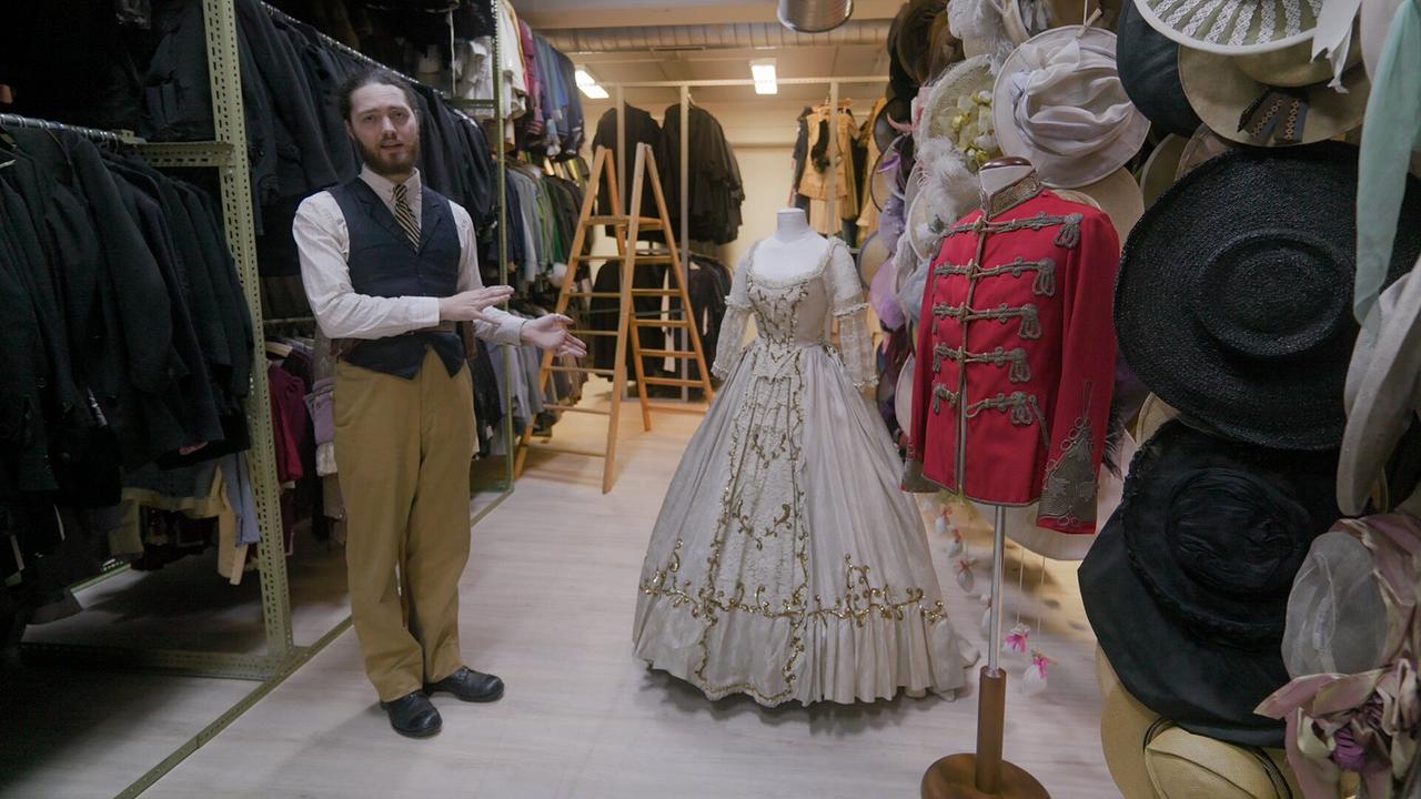 © ORF/AÖF Ulisse Ritterband präsentiert in einem Kostümfundus historische Kleider und Uniformen auf Schneiderpuppen.