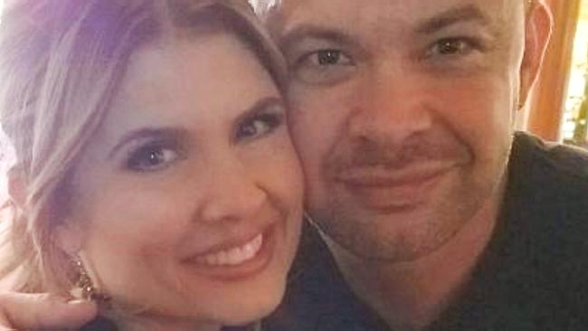 Amber Rasmussen und Brandon Johnson lächeln Wange an Wange glücklich in die Kamera