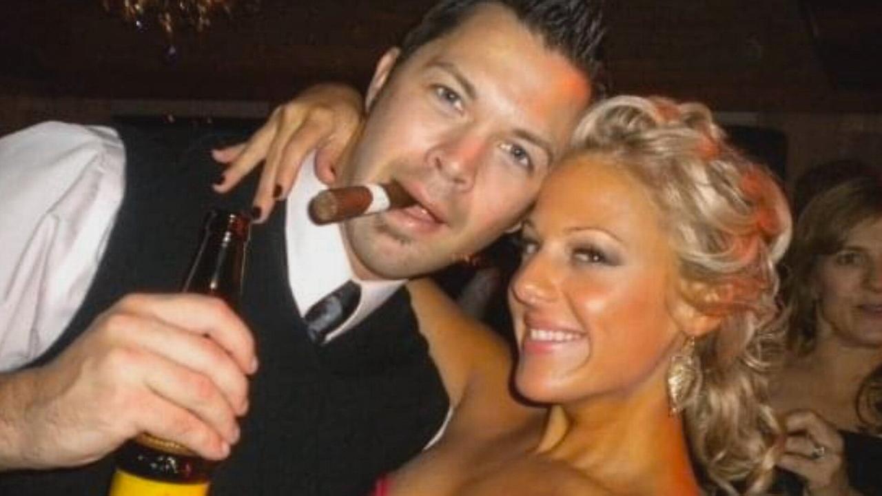 Brandon Johnson mit seiner Ex-Frau Athena Klingerman, er hält eine Bierflasche in der Hand und hat eine Zigarre im Mund, Athena hält ihren Arm um ihn, beide lächeln freundlich in die Kamera