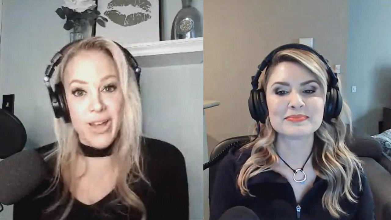 Athena Klingerman und Amber Rasmussen skypen miteinander, beide sitzen vor ihrem Laptop und tragen Kophörer