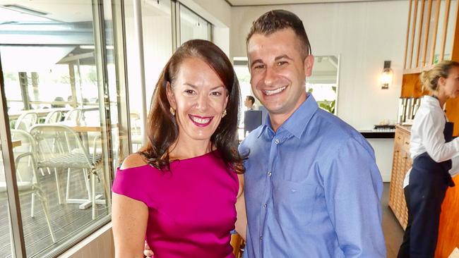 Melissa Caddick in pinkem Kleid und ihr Ehemann Anthony Koletti in blauem Hemd