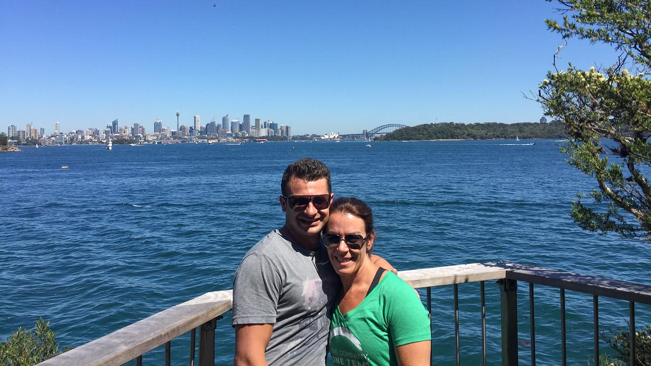 Melissa Caddick mit ihrem Ehemann Anthony Koletti auf einem sommerlichen Ausflug - hinter ihnen das Meer und die Skyline von Sydney
