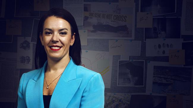 Fotomontage - im Vordergrund Melissa Caddick in einem blitzblauen Sakko - im Hintergrund Notizen, Bilder und Pläne von den Ermittelnden