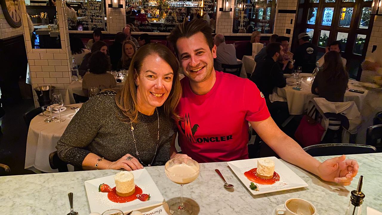 Melissa Caddick mit Ehemann Anthony Koletti in einem schicken Café an der Bar, vor ihnen stehen köstliche Desserts