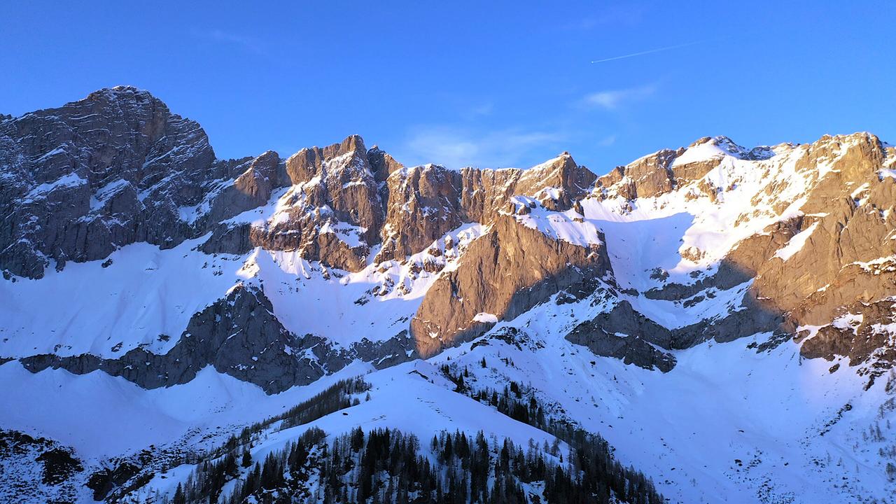 Das prächtige Dachstein-Massiv, sonnenbestrahlte Gipfel, Grat und Schneefelder, blauer, wolkenloser Himmel
