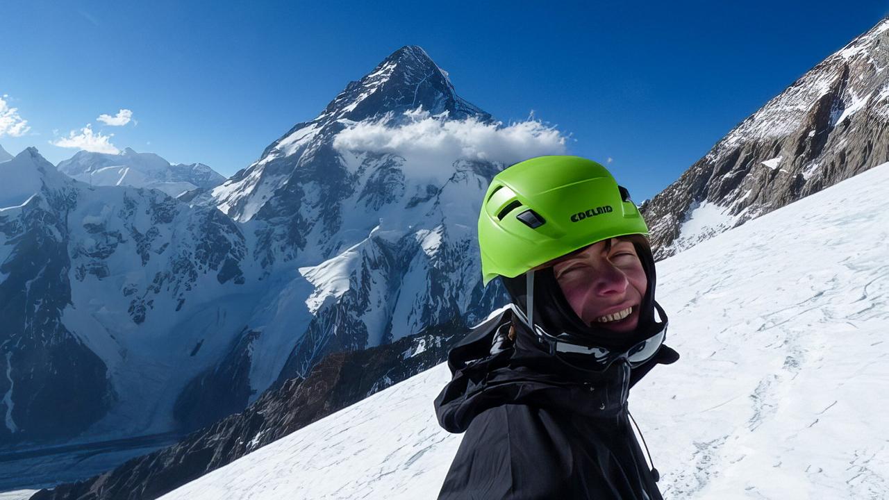 © ORF/ARD Plus/WDR/Mario Bornschein/Jens Schiemez Dana H. bei prächtigem Wetter beim Aufstieg zum 8051 Meter hohen Broad Peak, auf dem Rückweg ist sie tödlich verunglückt