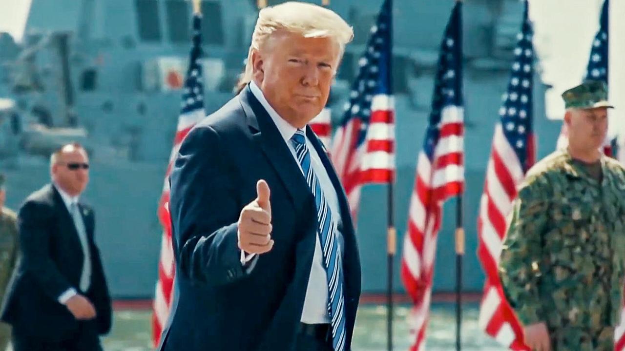 © ORF/Fremantle Media/72 Films Donald Trump blickt bei einem offiziellen Termin in die Kamera und hält den Daumen hoch, im Hintergrund US-Fahnen, ein Soldat in Tarn-Uniform, ein Mann in schwarzem Anzug mit dunkler Sonnenbrillen