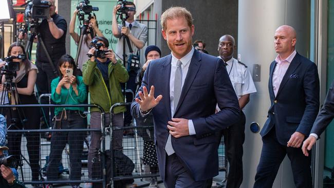 © ORF/LOOKS Film/IMAGO/ZUMA Wire/Tayfun Salci Harry verlässt den Obersten Gerichtshof nach seinem Sieg gegen die Mirror Group (2023), begleitet von Sicherheitsleuten und beobachtet von zahlreichen Medienvertreter:innen.