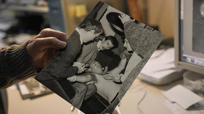 Gert Eggenberger hält ein Foto in den Händen, das den angeschossenen Landeshauptmann Leopold Wagner zeigt.