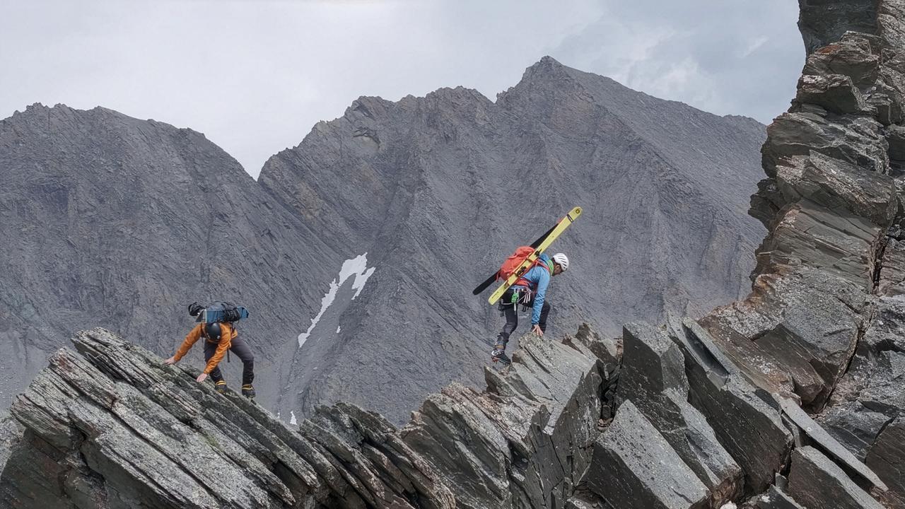 © ORF/HolyScreen Media GmbH Eine Frau und ein Mann klettern am zerklüfteten Stüdlgrat am Großglockner