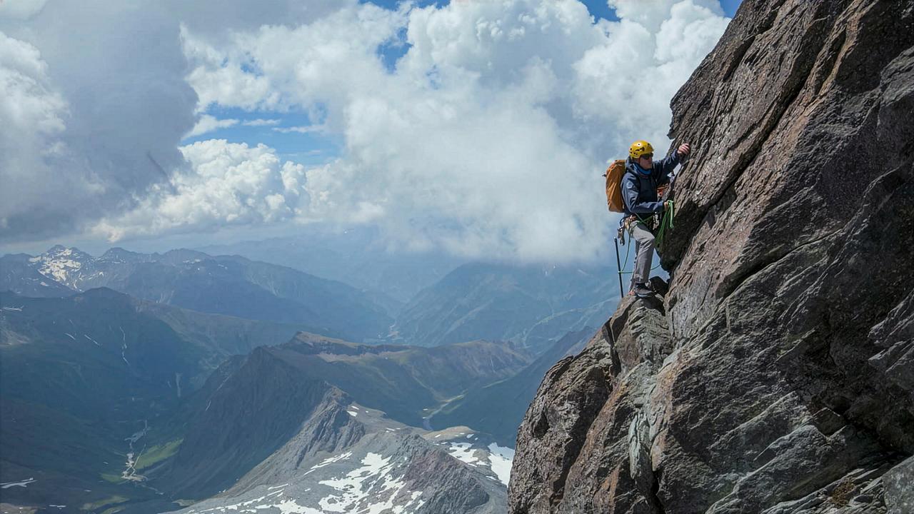 © ORF/HolyScreen Media GmbH Anton Sauper klettert am Stüdlgrat am Großglockner