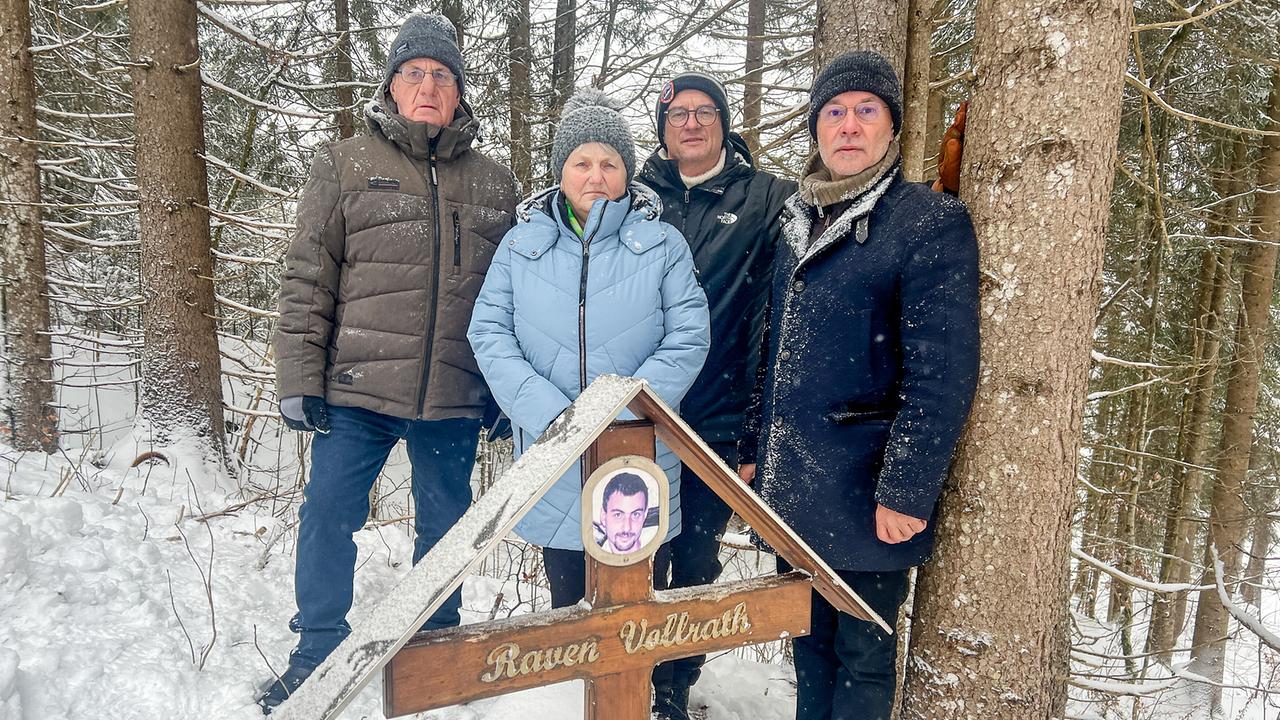© ORF/DMG Film Günter & Maryon Vollrath, deren Anwalt Christoph Rühlmann und Zoran Dobrić stehen in einem verschneiten Wald vor der von den Eltern errichteten Gedenkstätte am Fundort der Leiche des Sohnes der Vollraths, Raven Vollrath, der hier in Schattwald in Tirol im Juni 2006 gefunden wurde.