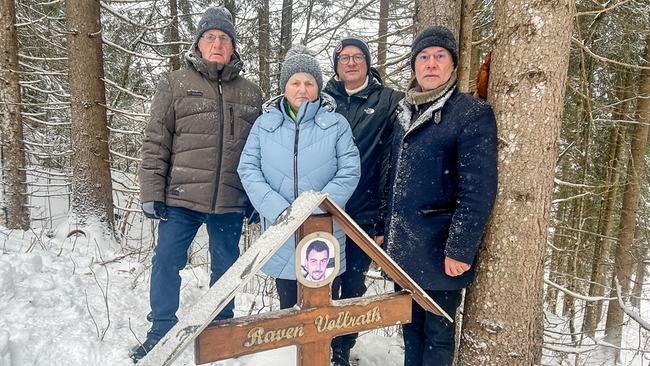 Günter & Maryon Vollrath, deren Anwalt Christoph Rühlmann und Zoran Dobrić stehen in einem verschneiten Wald vor der von den Eltern errichteten Gedenkstätte am Fundort der Leiche des Sohnes der Vollraths, Raven Vollrath, der hier in Schattwald in Tirol im Juni 2006 gefunden wurde.