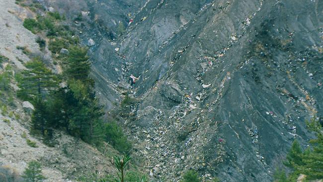 Der Absturzort des Passagierflugzeuges in den Alpen, eine graue Felswand übersät mit Wrackteilen