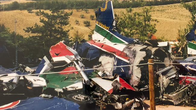 Wrackteile der abgestürzten Jets liegen hinter einer Absperrung auf einem Feld