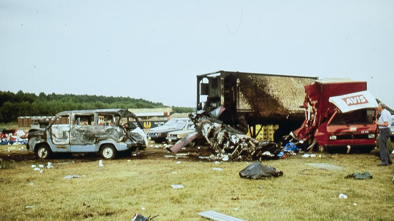 Beschädigte und verbrannte Fahrzeuge auf dem Festgelände der Flugschau in Ramstein