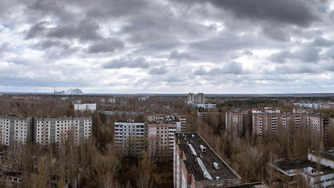 Panorama der verlassenen Geisterstadt Prypjat, im Hintergrund ist das Atomkraftwerk Tschernobyl zu sehen