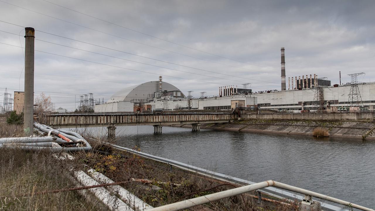 Das Atomkraftwerk mit errichtetem Sarkophag in Tschernobyl 