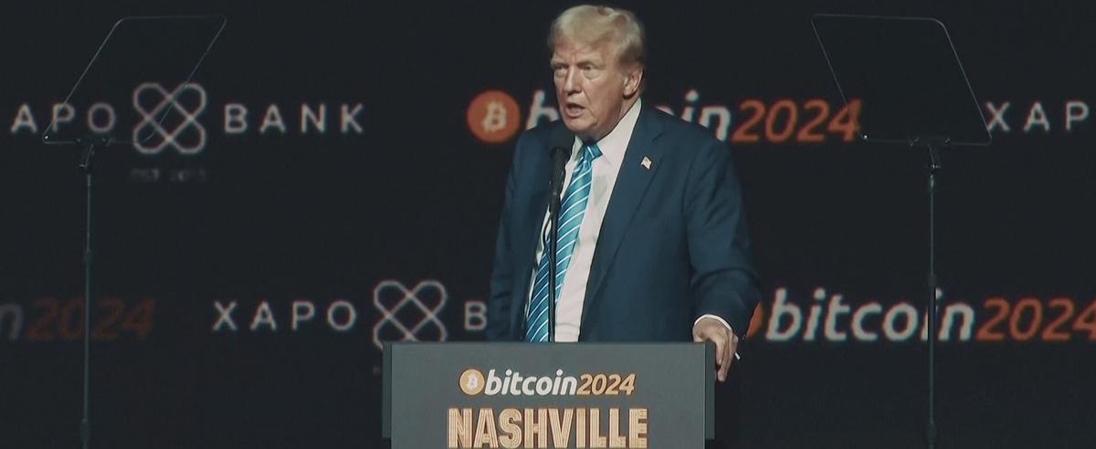 Donald Trump am Rednerpult bei der bitcoin 2024