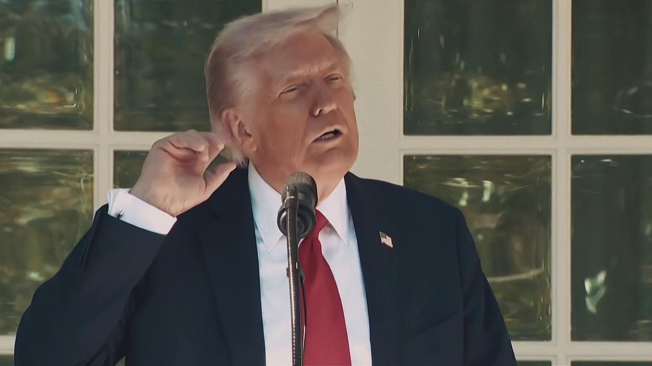 Im Weißen Haus steht Donald Trump und hält seine Hand ins Ohr, bei der Rede zum Abriss des Ostflügels genießt er die Geräusche