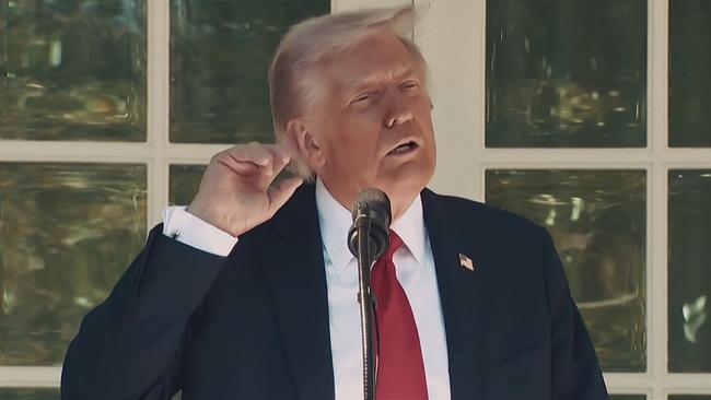 © ORF/ZDF Studios Im Weißen Haus steht Donald Trump und hält seine Hand ins Ohr, bei der Rede zum Abriss des Ostflügels genießt er die Geräusche