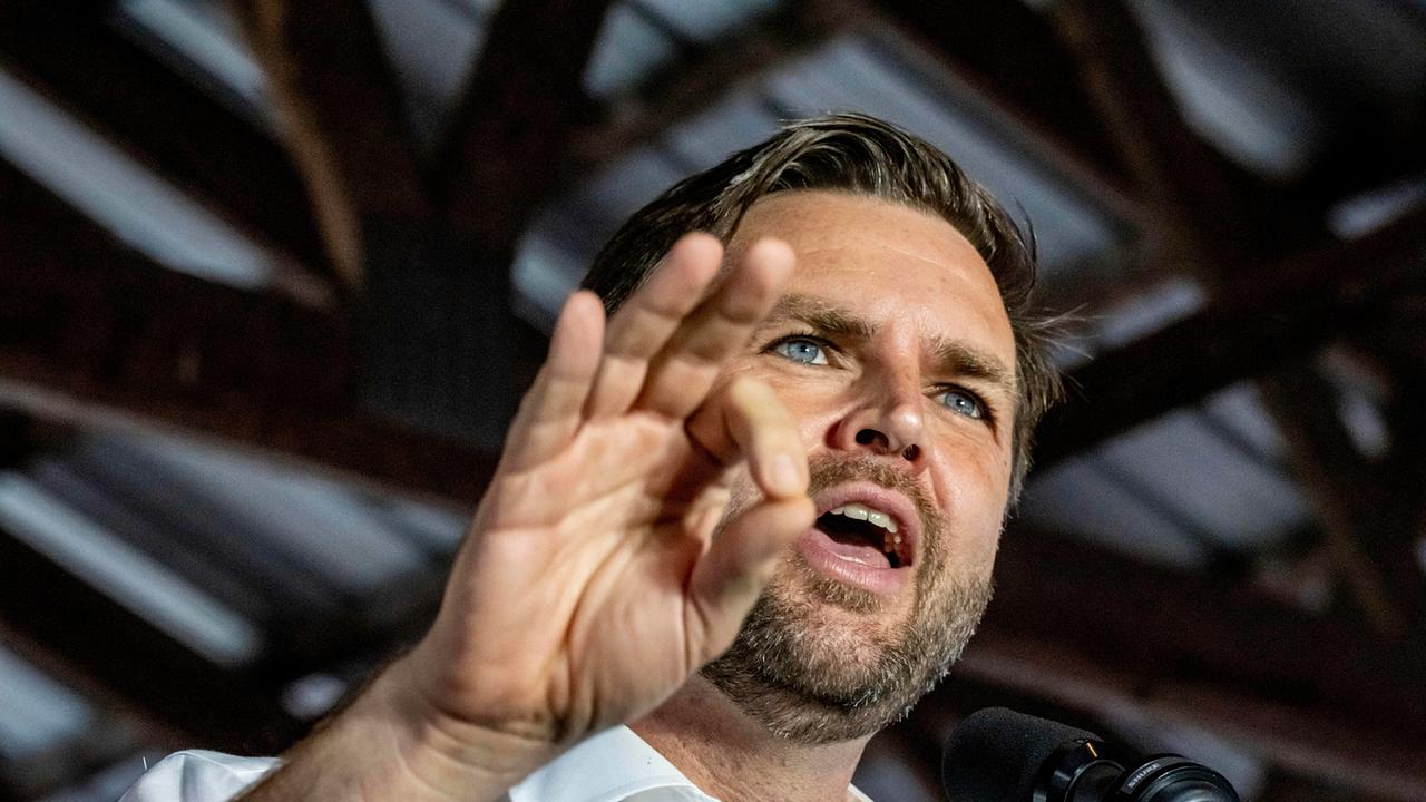 © ORF/ZDF Studios/Redux/laif/Mark Peterson J.D. Vance bei einer Rede, hemdsärmelig im weißen Hemd, mit seiner Hand gibt er seinen Worten Nachdruck