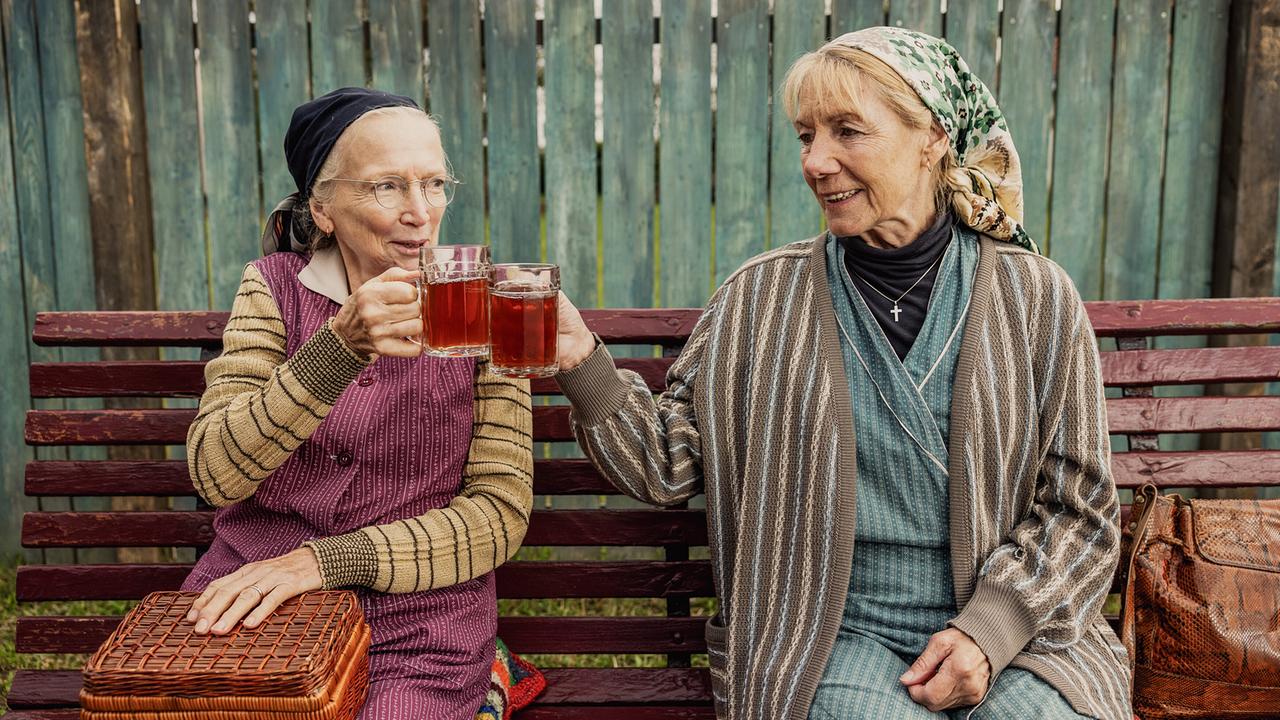 "Uhudler Verschwörung – Ein Stinatz Krimi": Erika Mottl (Resl Grandits), Erika Deutinger (Baba Sifkovits)