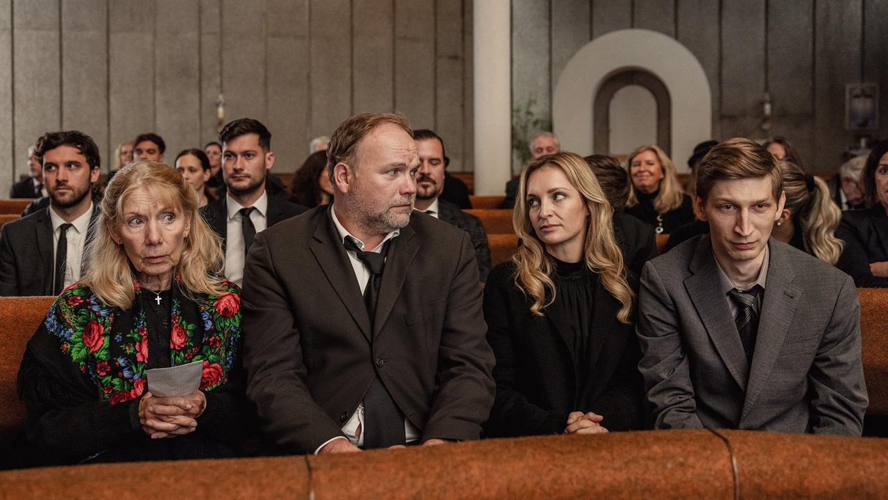 "Uhudler Verschwörung – Ein Stinatz Krimi": Erika Deutinger (Baba Sifkovits), Thomas Stipsits (Sifkovits), Sabrina Reiter (Lisa Sifkovits), Lukas Walcher (Hannes)