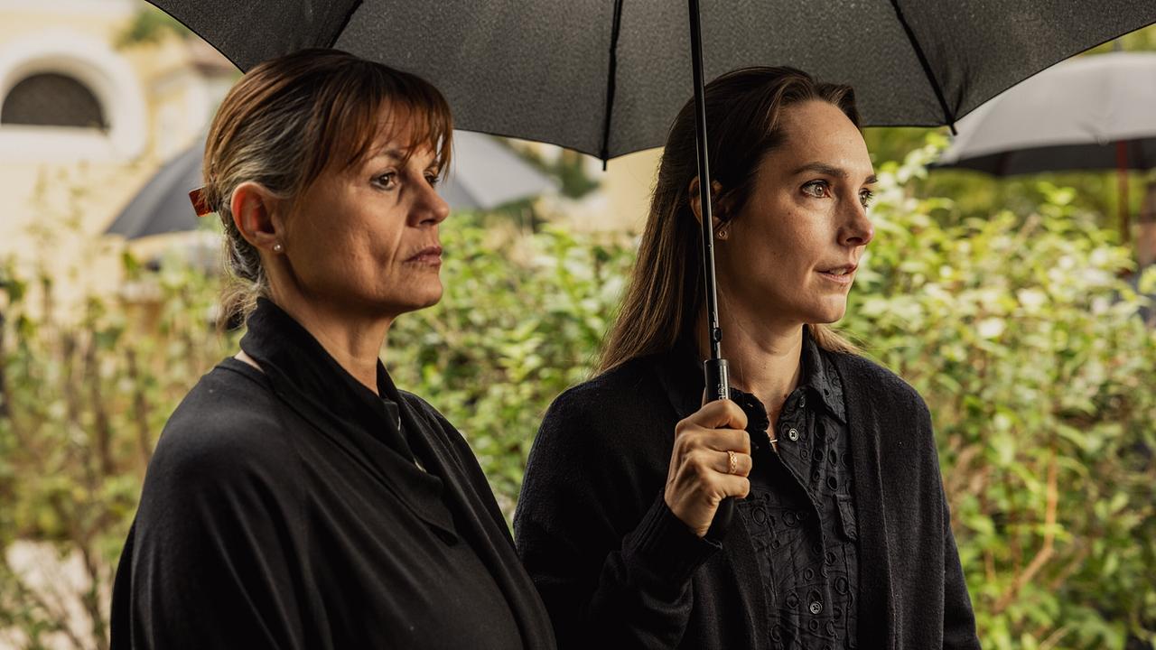 "Uhudler Verschwörung – Ein Stinatz Krimi": Eva Maria Marold (Christa Fabsits), Agnes Hausmann (Bettina Fabsits)