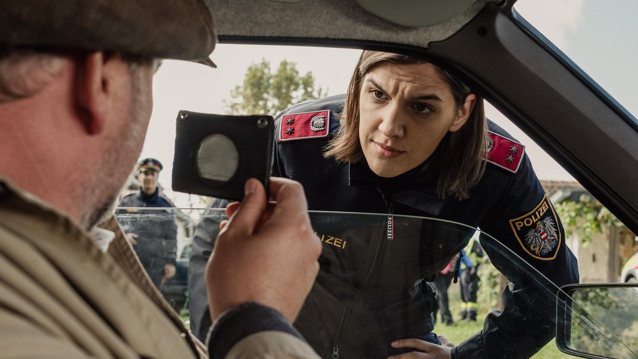 "Uhudler Verschwörung – Ein Stinatz Krimi": Thomas Stipsits (Sifkovits), Hannah Darabos (Polizistin Kampitsch)