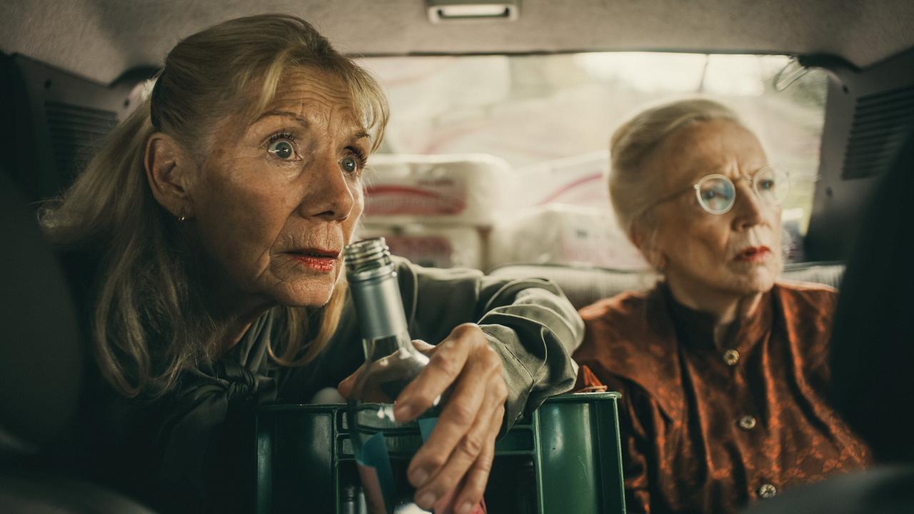 "Uhudler Verschwörung – Ein Stinatz Krimi": Erika Deutinger (Baba Sifkovits), Erika Mottl (Resl Grandits)