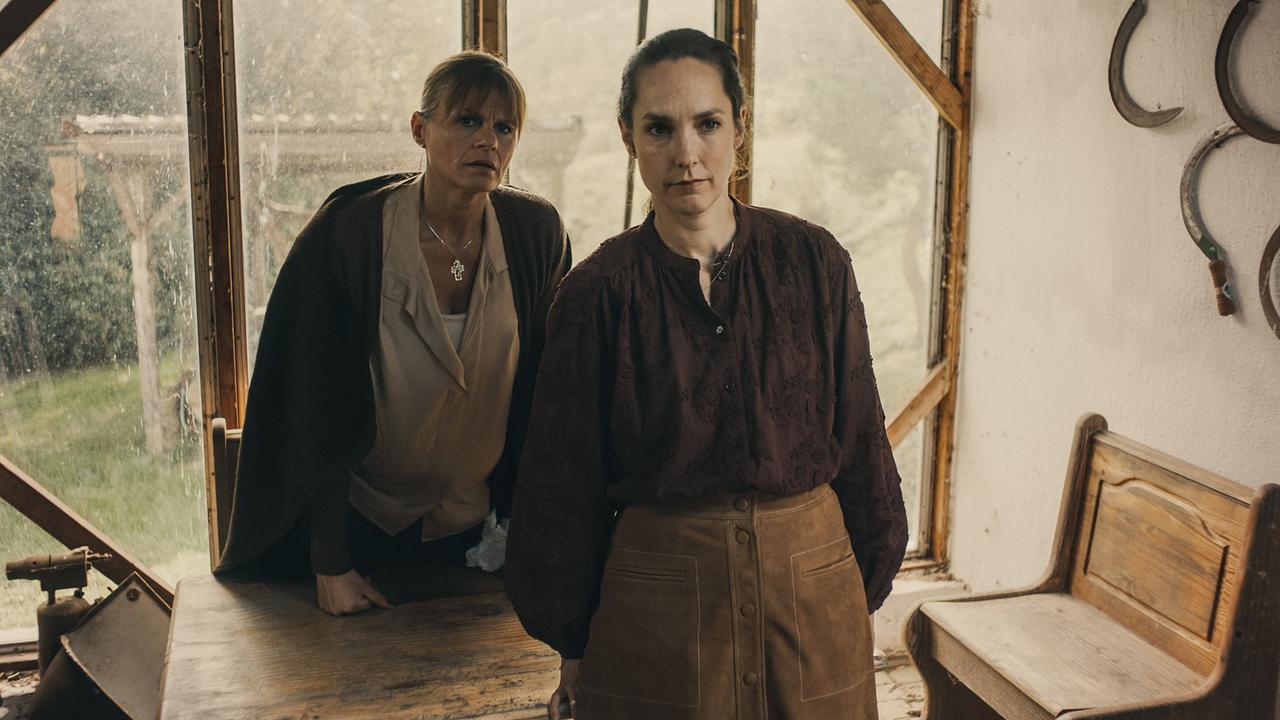 "Uhudler Verschwörung – Ein Stinatz Krimi": Eva Maria Marold (Christa Fabsits), Agnes Hausmann (Bettina Fabsits)