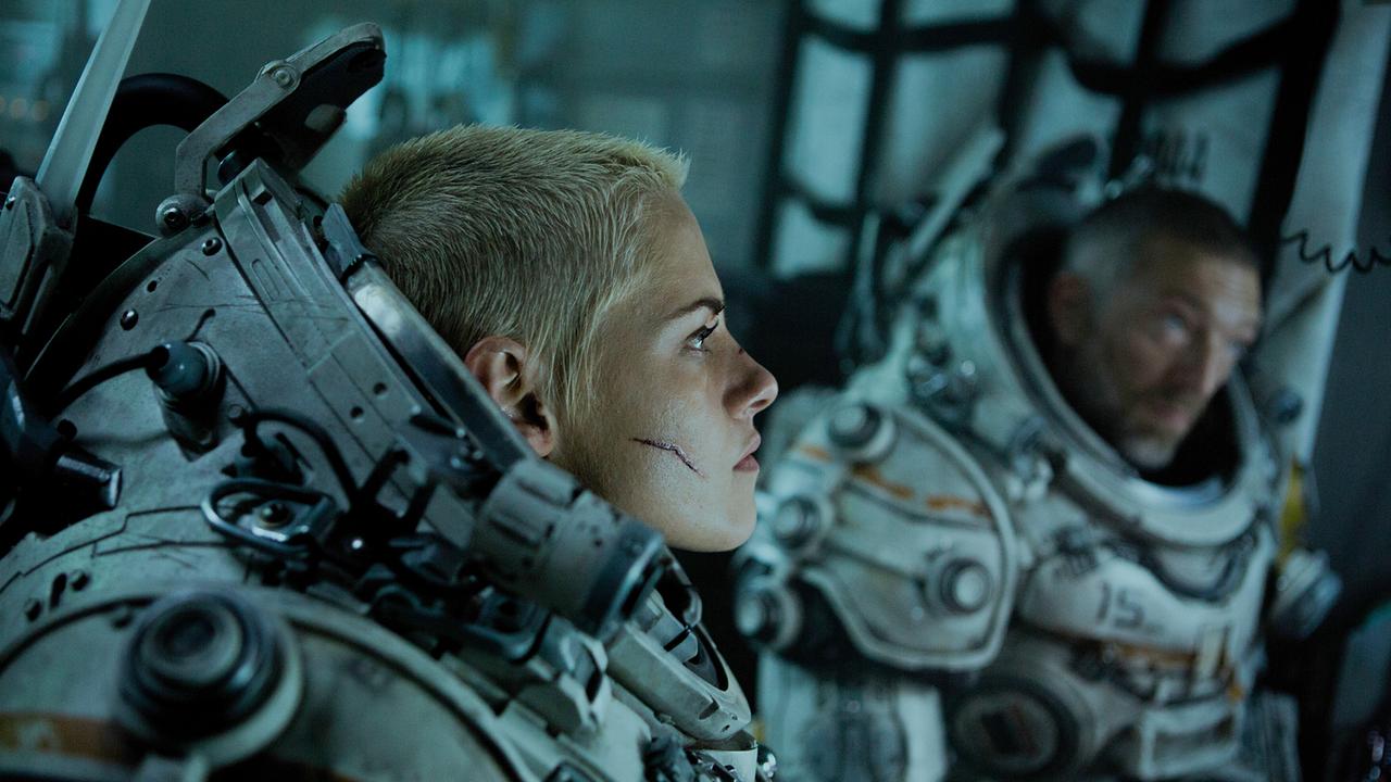 © ORF/Disney/20th Century Studios/TSG Entertainment/Alan Markfield Kristen Stewart als Norah Price und Vincent Cassel als Kapitän Lucien, beide in schweren Taucheranzügen ohne Helme, sie hat kurzes, blondgefärbttes Haar und eine Schramme auf der Wange, er hat kurze graue Haare und einen Bart