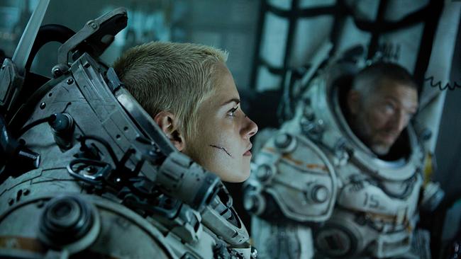 © ORF/Disney/20th Century Studios/TSG Entertainment/Alan Markfield Kristen Stewart als Norah Price und Vincent Cassel als Kapitän Lucien, beide in schweren Taucheranzügen ohne Helme, sie hat kurzes, blondgefärbttes Haar und eine Schramme auf der Wange, er hat kurze graue Haare und einen Bart