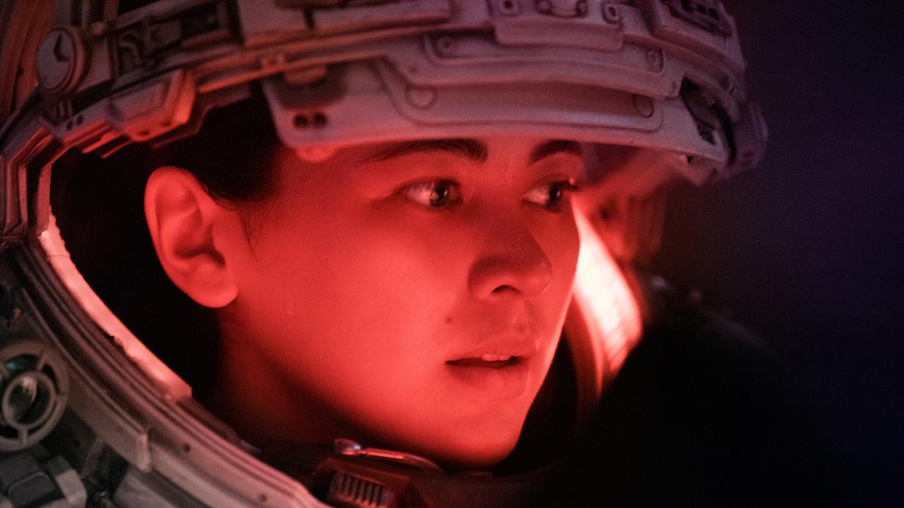 © ORF/Disney/20th Century Studios/TSG Entertainment/Alan Markfield Jessica Henwick als Emily Haversham, ihr Gesicht wird von innen von ihrem Helm ihres Tiefseetaucheranzugs rot beleuchtet