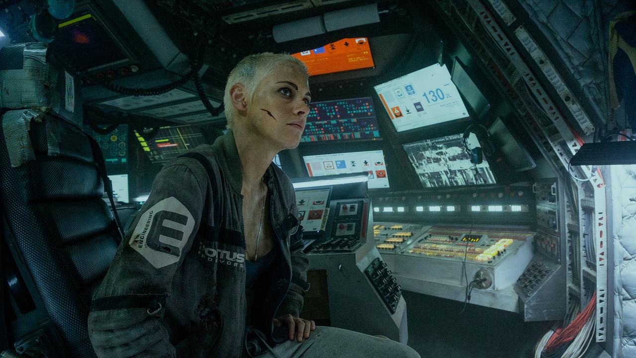 © ORF/Disney/20th Century Studios/TSG Entertainment/Alan Markfield Kristen Stewart als Norah Price, in einem Cockpit eines U-Bootes sitzt sie vor den Bildschirmen