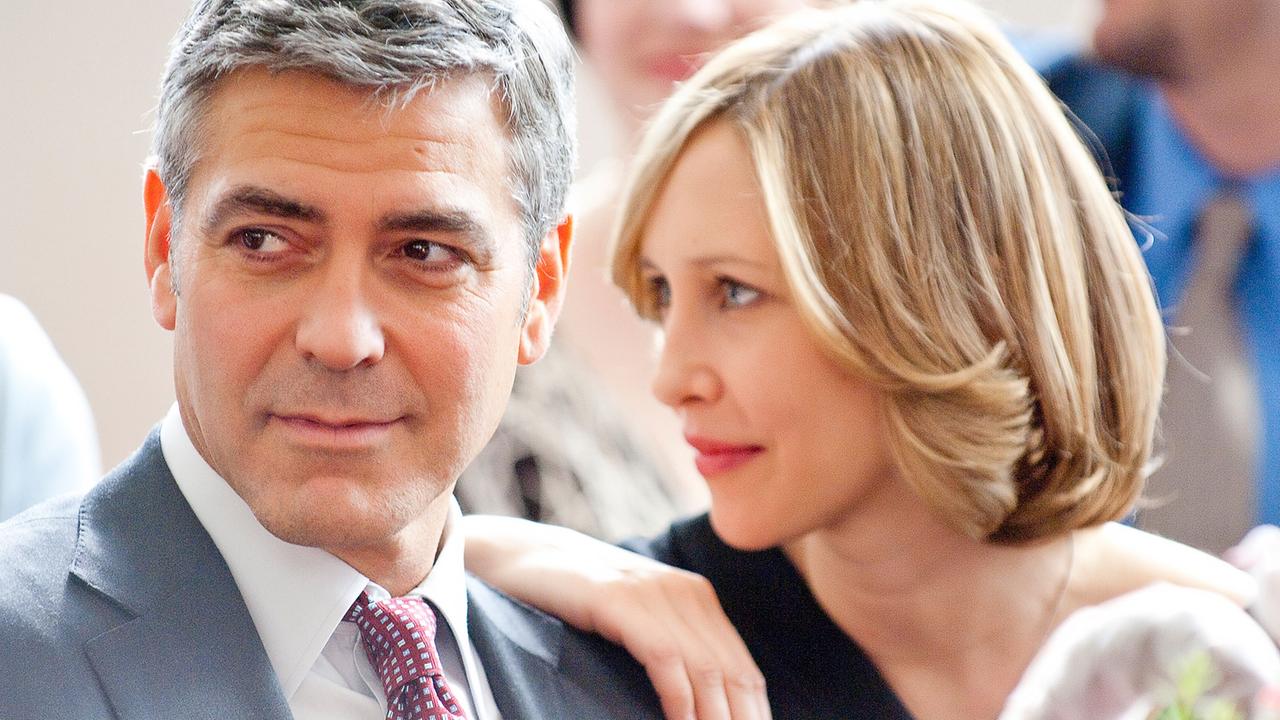 Im Bild: George Clooney (Ryan Bingham), Vera Farmiga (Alex Goran).