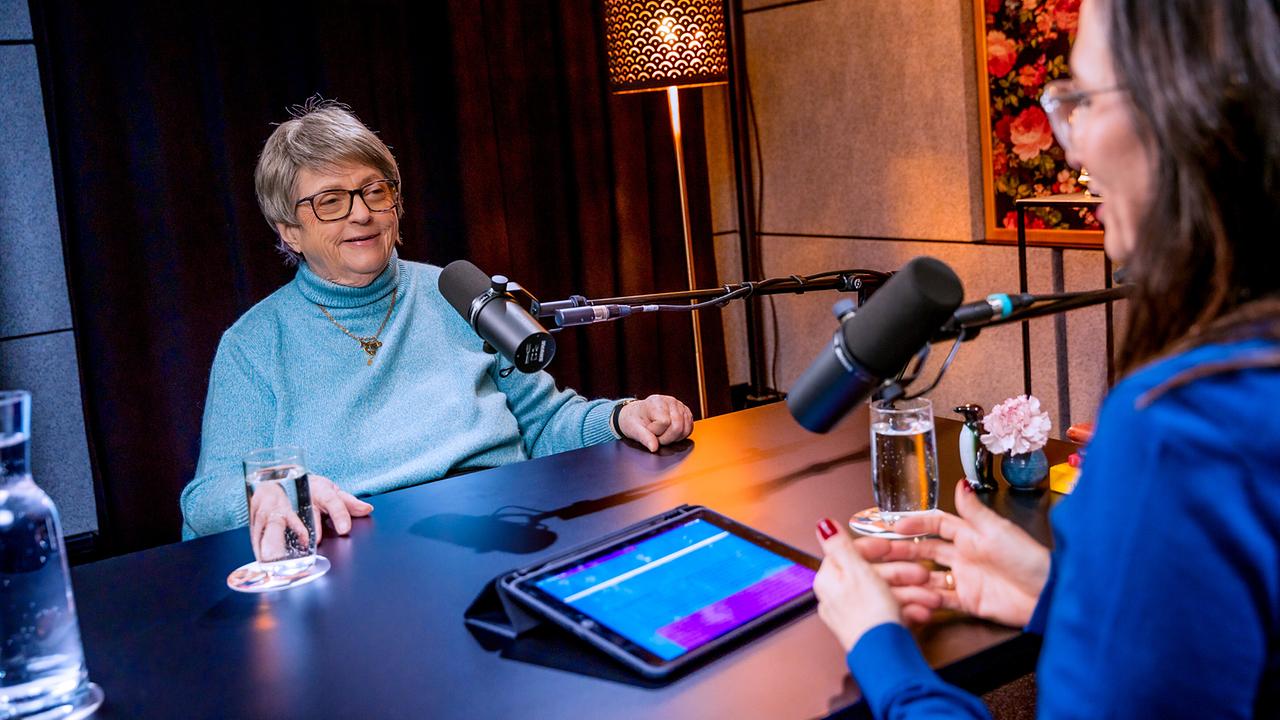 © ORF/Roman Zach-Kiesling Dr. Helene Klaar und Nina Horowitz sitzen sich an einem Tisch mit Mikrofonen gegenüber und führen ein Gespräch in einem gemütlich beleuchteten Podcaststudio.