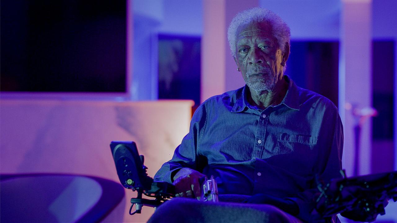 © ORF/Wild Bunch Germany GmbH/David R. Gaynes Morgan Freeman sitzt als Damon im Rollstuhl - weißhaarig mit Bart im Jeans-Hemd und Decke über seine Beine hält er eine Waffe in seinem Schoß