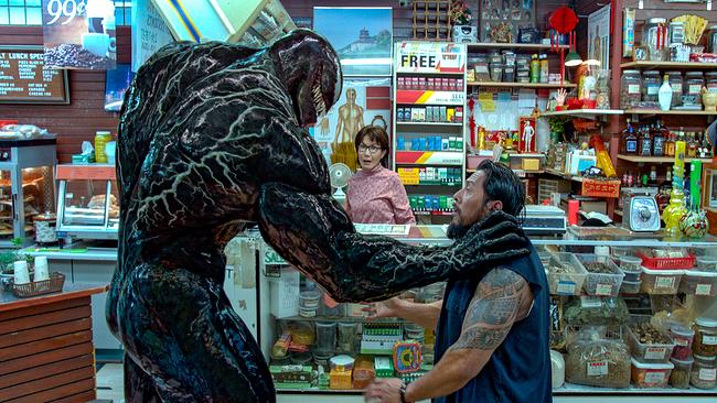 Im Bild: Tom Hardy (Eddie Brock / Venom), Sam Medina (Verbrecher).