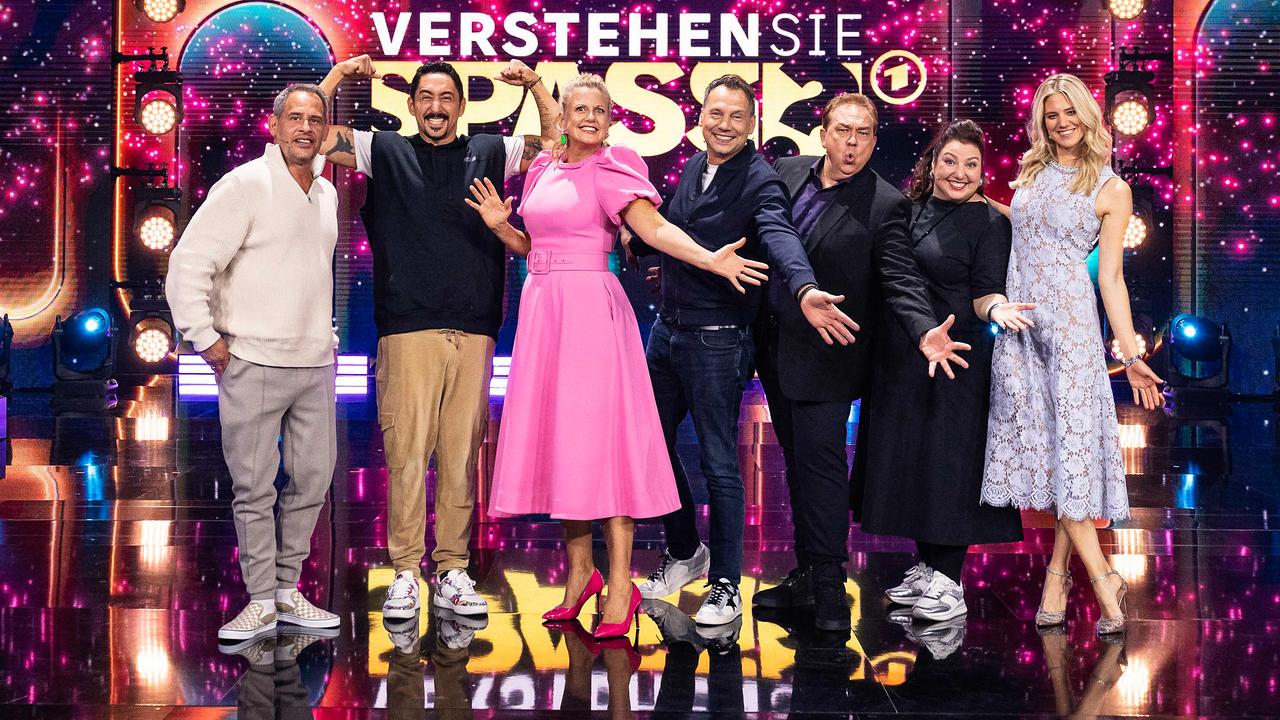 © ORF/SWR/Patricia Neligan Moritz Bleibtreu, Eko Fresh, Barbara Schöneberger, Sebastian Fitzek, Oliver Kalkofe, Meltem Kaptan und Larissa Marolt stehen präsentierend auf der "Verstehen Sie Spaß?"-Studiobühne