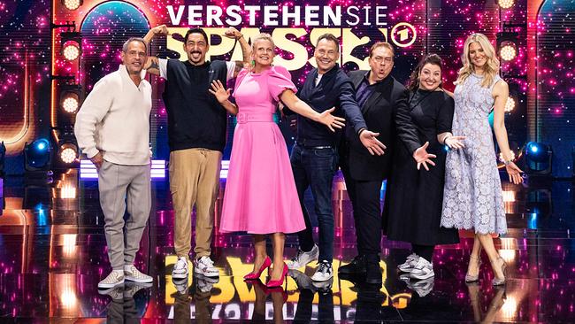 Moritz Bleibtreu, Eko Fresh, Barbara Schöneberger, Sebastian Fitzek, Oliver Kalkofe, Meltem Kaptan und Larissa Marolt stehen präsentierend auf der "Verstehen Sie Spaß?"-Studiobühne