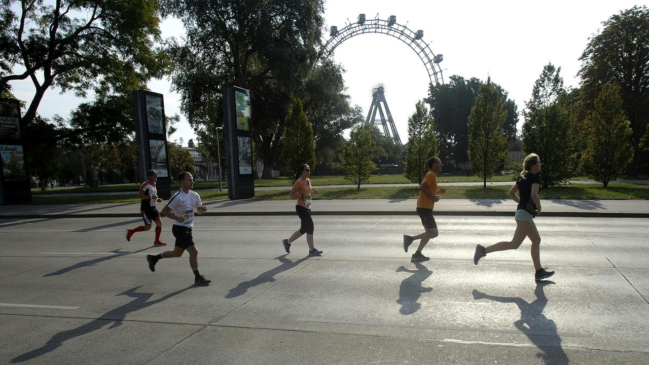 Läufer des 36. Vienna City Marathons am Sonntag, 12. September 2020, vor dem Riesenrad in Wien.