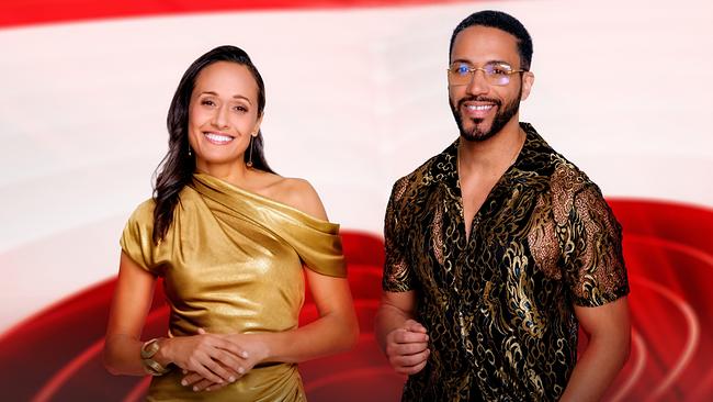 © ORF/Thomas Ramstorfer Alice Tumler und César Sampson in eleganter Kleidung stehen vor einem rot‑weiß gehaltenen Hintergrund.