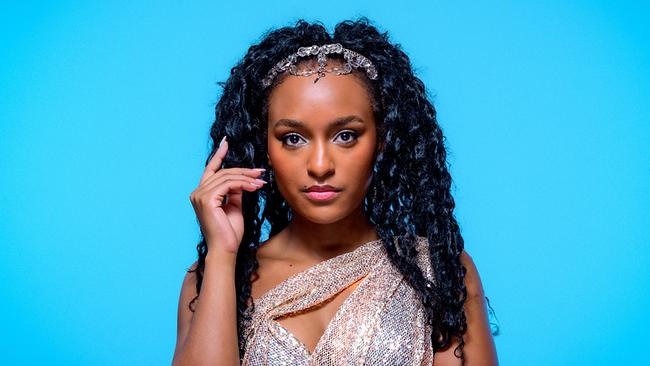 Porträt von Bamlak Werner vor blauem Hintergrund