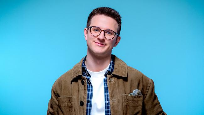 Porträt von David Kurt vor blauem Hintergrund