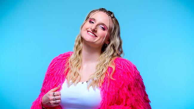 Porträt von Julia Steen vor blauem Hintergrund