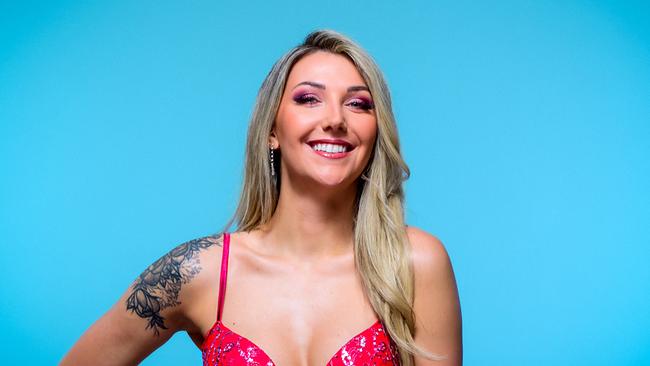 Porträt von Kayla Krystin vor blauem Hintergrund