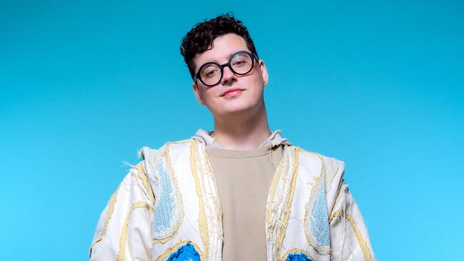 Porträt von Philip Piller vor blauem Hintergrund